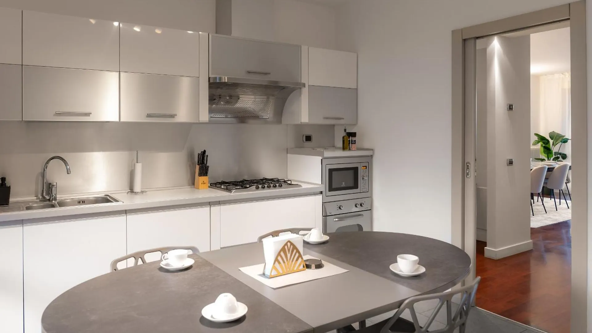 Cullinan Como Lakeview Apartment By Petra Luxury
